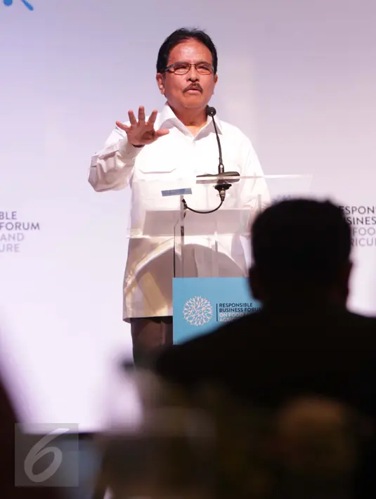 Menteri Agraria dan Tata Ruang Sofyan Djalil memberi pemaparan mengenai upaya mengatasi perkembangan isu-isu hak atas lahan petani Indonesia dalam Responsible Business Forum on Food and Agriculture (RBF), Jakarta, Rabu (15/3). (Liputan6.com/Angga Yuniar)