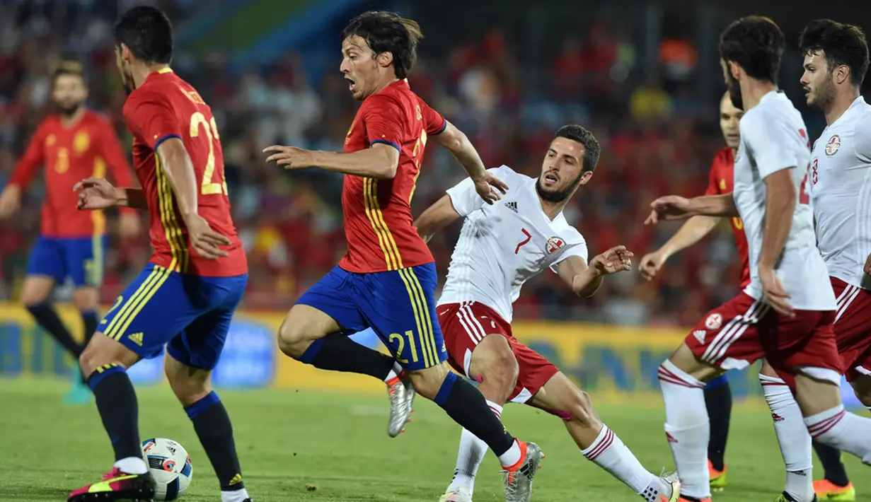 Perebutan bola antara pemain Spanyol dan pemain Georgia pada laga persahabatan di Coliseum Alfonso Perez, Madrid, Rabu (8/6/2016) dini hari WIB. (AFP/Gerard Julien)