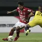 Striker Bali United, Irfan Bachdim, berusaha melewati gelandang Bhayangkara FC, Ilham Udin, pada laga Piala Presiden 2019 di Stadion Patriot, Bekasi, Kamis (14/3). Bhayangkara menang 4-1 atas Bali. (Bola.com/Yoppy Renato)