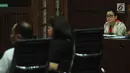 Miryam S Haryani mendengarkan keterangan Pengacara Elza Syarief saat sidang di Pengadilan Tipikor, Jakarta, Senin (21/8). Sidang tersebut beragendakan pemeriksaan saksi. (Liputan6.com/Helmi Afandi)