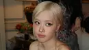 Tampilan effortless bukan cuma dari dress yang dikenakan, melainkan pulasan makeup dan hair do [@roses_are_rosie]