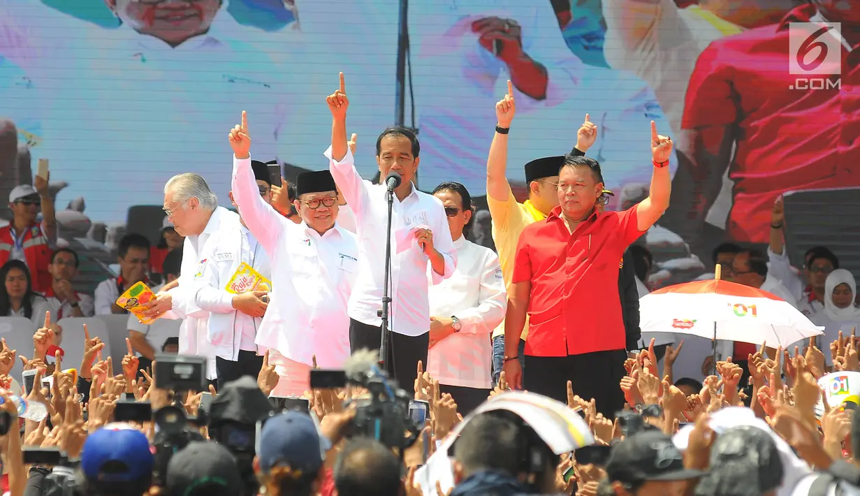 Capres 01 Joko Widodo mengacungkan jari saat kampanye terbuka di Kabupaten Cirebon, Jumat (5/4). Jokowi mengajak masyarakat Cirebon, untuk datang ke TPS dan meminta masyarakat untuk mencoblos surat suara yang fotonya memakai baju putih. (Liputan6 com/Angga Yuniar)