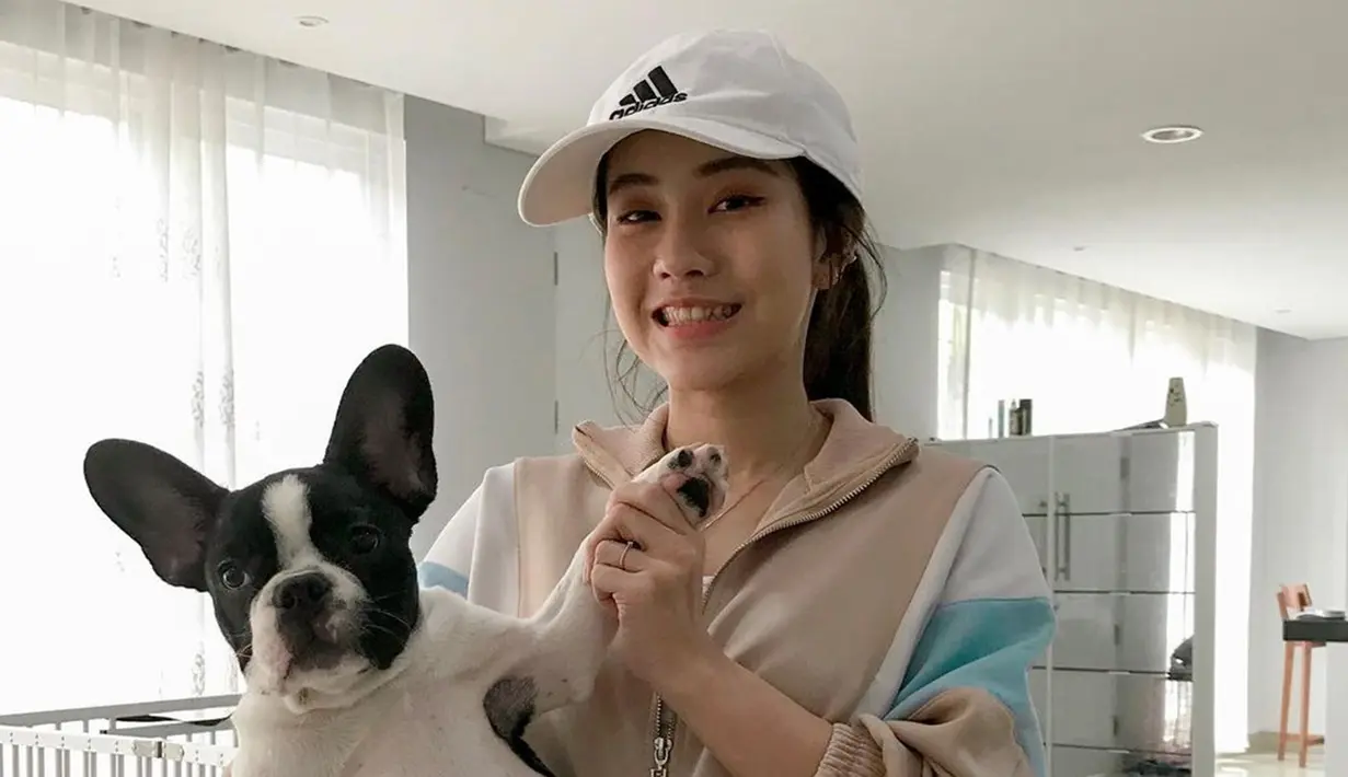 Selain itu ia juga sering unggah keseharian dan OOTD-nya lewat Instagram serta YouTube. Gayanya yang casual ditambah akesoris topi selalu membuatnya memesona. (Liputan6.com/IG/@jessicajane99)