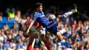 Pemain Chelsea, Oscar (kanan) berebut bola dengan pemain Arsenal, Laurent Koscielny saat lanjutan Liga Premier Inggris di Stamford Bridge, Sabtu (19/9/2015). Chelsea keluar sebagai pemenang dengan skor 2-0. (Reuters/John Sibley)