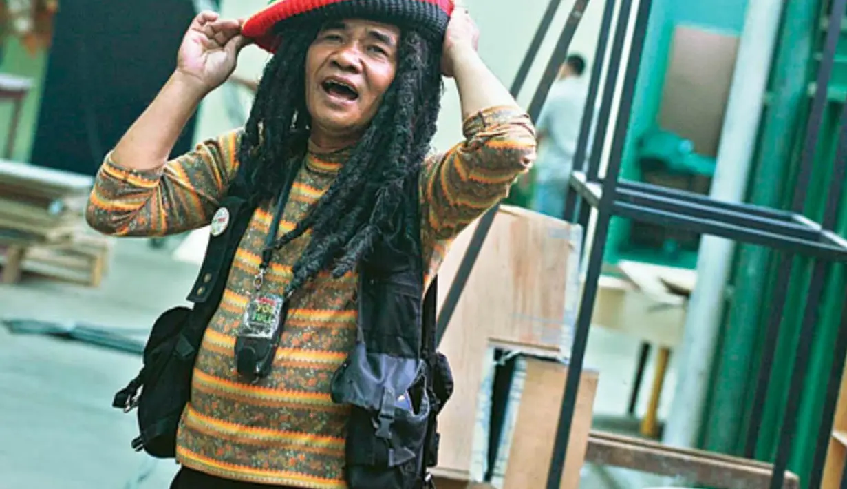 Urip Achmad Rijanto atau yang populer sebagai Mbah Surip pernah diceraikan isterinya Minuk Sulistiowati pada tahun 1988 karena lebih suka mengamen dan tidak memiliki pekerjaan tetap. (Istimewa)