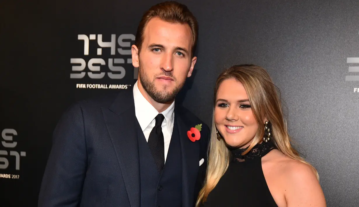 <p>Kapten timnas Inggris Harry Kane dan pasangannya, Katie Goodland berpose setibanya di The Best FIFA Football Awards, London, Senin (23/10). Sejumlah penghargaan diberikan FIFA kepada para pelaku penting di dalam dan luar lapangan hijau. (Glyn KIRK/AFP)</p>