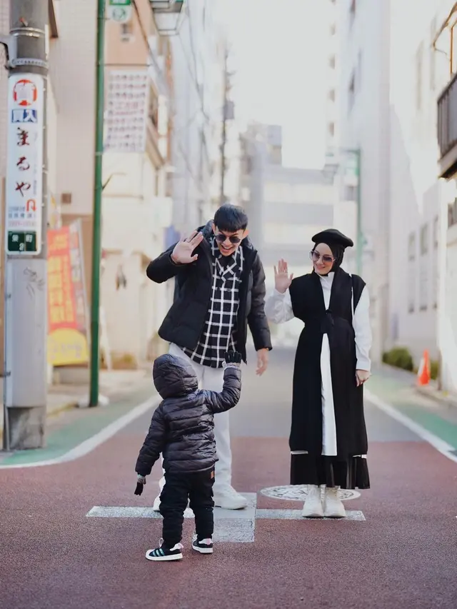 10 OOTD Kompak ala Keluarga Dinda Hauw dan Rey Mbayang, Family Goals Panutan