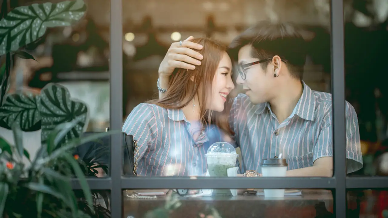 pasangan cinta romantis