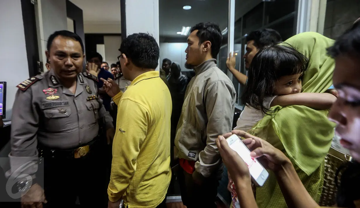 Suasana saat puluhan orangtua menggeruduk RS Harapan Bunda, Jakarta, terkait  penggunaan vaksin palsu, Kamis (14/7). Mereka menuntut pihak rumah sakit menjelaskan nasib anak-anak mereka yang mendapatkan vaksin. (Liputan6.com/Faizal Fanani)