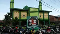 Ratusan anggota Bikers Subuh akbar Garut tengah melaksanakan kegiatan di masjid (Liputan6.com/Jayadi Supriadin)