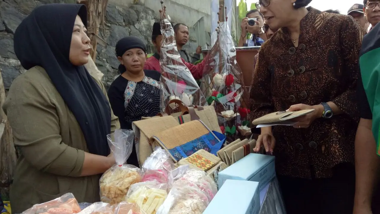 Menkeu Sri Mulyani berbincang dengan pedagang saat blusukan ke Mega Mendung, Bogor (Foto: Fiki Liputan6.com)