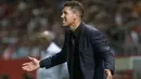 Ekspresi pelatih Atletico Madrid, Diego Simeone memberikan instruksi kepada pemainnya saat melawan Girona FC pada La Liga Spanyol di Montilivi stadium, Girona (19/8/2017). Atletico bermain imbang 2-2. (AFP/Pau Barrena)