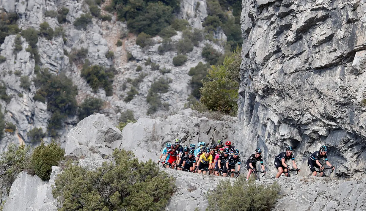 Barisan pebalap sedang melewati Etape 7 lomba balap sepeda Paris-Nice, Prancis, (13/3/2016). (AFP/Kenzo Tribouillard))
