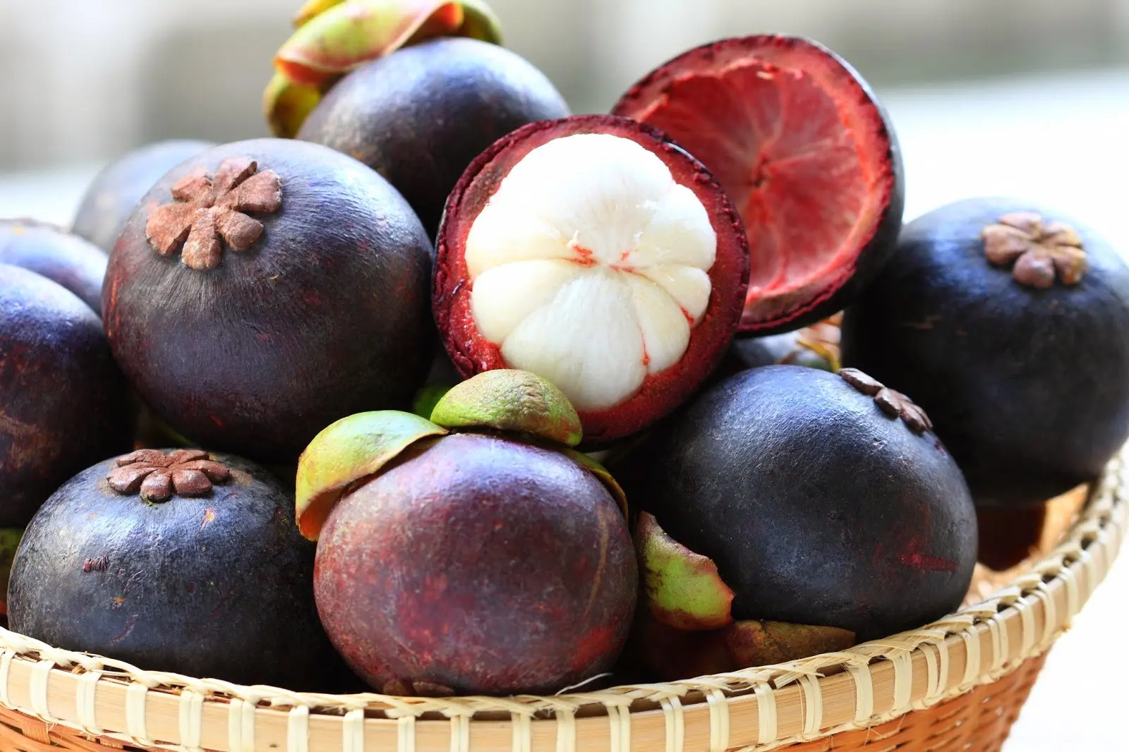 Jangan sampai nggak tahu khasiat buah manggis yang bisa kabulkan mimpi para cewek ini, ya! (Sumber Foto: healthyt1ps.com)