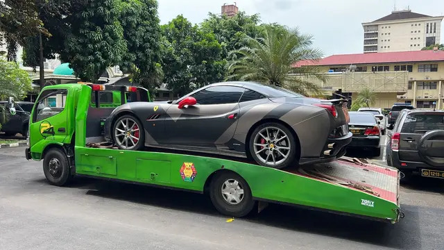 Potret mobil Ferrari tersangka investasi ilegal Binary Option Binomo, Indra Kenz
