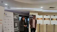Pameran Lost Childhood, bagian dari 100% Manusia Film Festival 2025, di Grand Sahid Jakarta menampilkan karya foto dan gambar anak-anak Ukraina yang merefleksikan masa kecil yang hilang akibat perang, Kamis (11/9/2025) (Dok. Indra Cahya Vanleon/Liputan6.com).