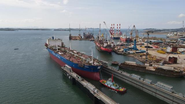 Kapal Floating Storage and Offloading (FSO) Pertamina Abherka dimiliki oleh PT Pertamina International Shipping (PIS)