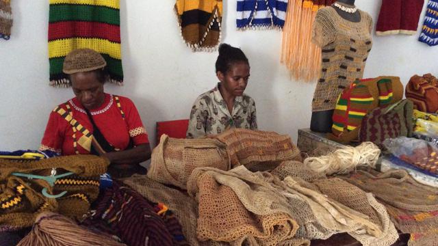 Jurus Jitu Mama-Mama Papua Menjual Noken