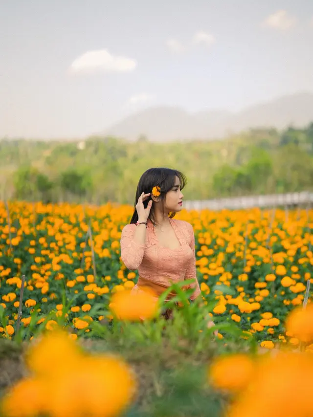 Tampil Menawan, Ini 7 Pemotretan Fuji Pakai Kebaya di Kebun Bunga