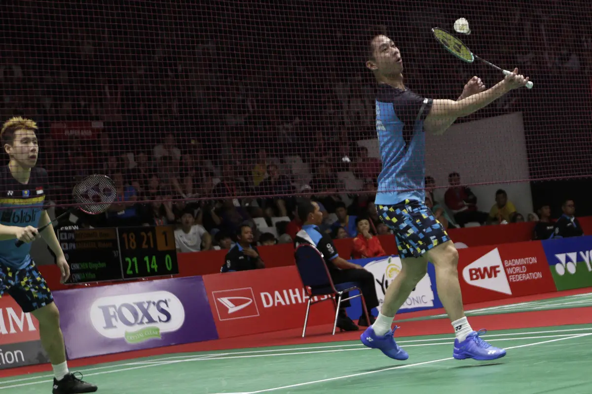 Ganda putra Indonesia, Kevin Sanjaya, berusaha memukul kok saat melawan rekan senegaranya. (Bola.com/Yoppy Renato)