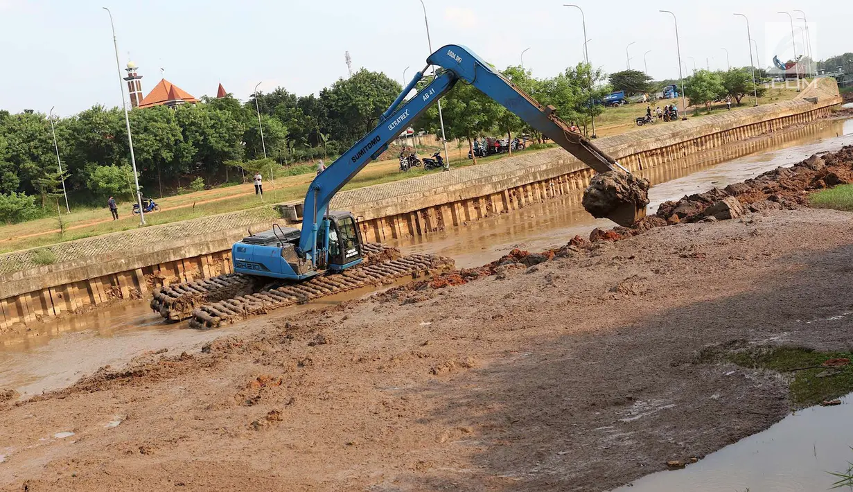 Pemandangan saat alat berat mengeruk lumpur di kawasan Setu Babakan, Jakarta, Senin (7/5). Pengerukan dilakukan untuk menambah daya tampung air Setu Babakan. (Liputan6.com/Immanuel Antonius)