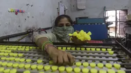 Seorang pekerja membuat lilin jelang Diwali atau Festival Cahaya di Ahmedabad, India, 25 Oktober 2021. Diwali adalah salah satu festival besar yang dirayakan oleh umat Hindu, Jain, Sikh dan beberapa umat Buddha, terutama umat Buddha Newar. (SAM PANTHAKY/AFP)
