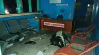 Usai azan Magrib dan berbuka puasa, ratusan warga langsung mengguruduk kantor PLN di Kecamatan Ujungbatu, Kabupaten Rokan Hulu. (Liputan6.com/M Syukur).