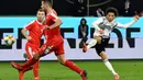 Gelandang Jerman, Leroy Sane, melepaskan tendangan saat melawan Serbia pada laga persahabatan di Stadion Volkswagen, Rabu, (20/3). Jerman ditahan imbang 1-1 oleh Serbia. (AFP/John Macdugall)