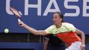 Petenis Ukraina, Alexandr Dolgopolov, mengembalikan bola saat bertanding melawan petenis Spanyol, Rafael Nadal,  pada turnamen AS Terbuka 2017 di New York, Senin (4/9/2017). Nadal menang 6-2, 6-4, 6-1 atas Alexandr Dolgopolov. (AP/Julie Jacobson)