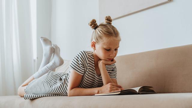 Ilustrasi anak membaca buku