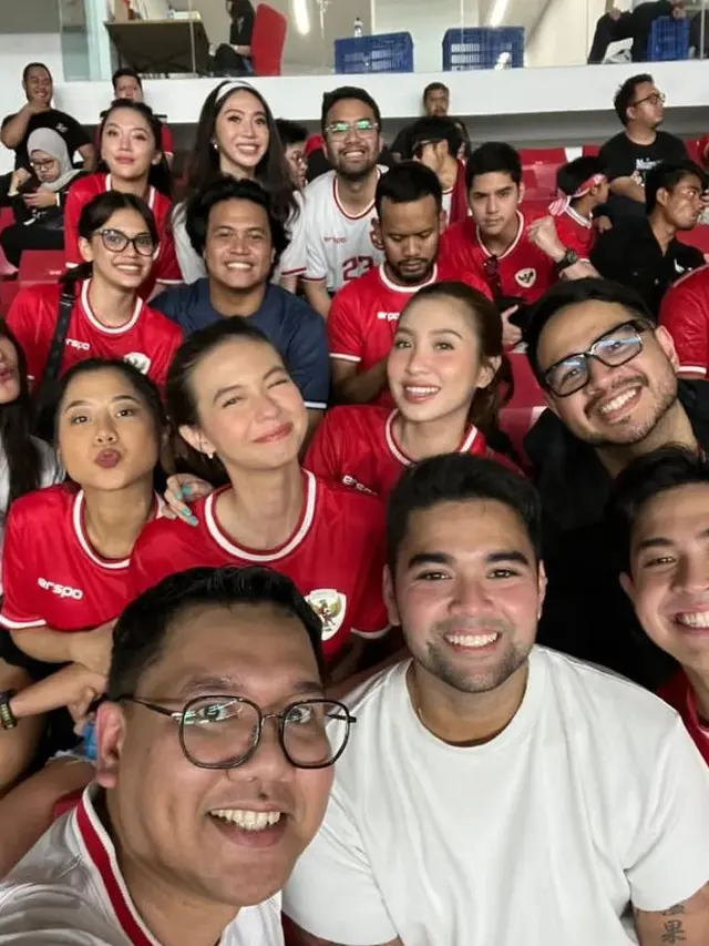 Gaya Yuki Kato Menyaksikan Timnas Indonesia vs Arab di GBK. [@imanusman]