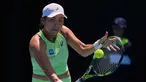 Petenis Indonesia, Janice Tjen melakukan pukulan backhand untuk mengembalikan bola ke Karolina Pliskova dari Republik Ceko selama pertandingan babak kedua tunggal putri turnamen tenis Australian Open 2026, di Melbourne, Kamis (22/1/2026). Langkah petenis Indonesia, Janice Tjen, di turnamen tenis Australian Open 2026 terhenti. (AP Photo/Dar Yasin)