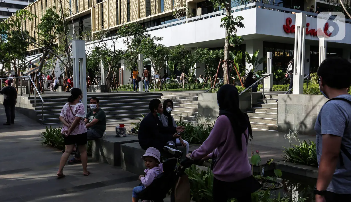 <p>Warga memanfaatkan waktu berlibur lebaran dengan mengunjungi Sarinah Jakarta, Jumat (6/5/2022). Warga Jakarta dan sekitarnya mengisi libur Idul Fitri 1443 H untuk berjalan jalan dan berekreasi bersama keluarga ke Mall dan tempat-tempat wisata di Ibu Kota. (Liputan6.com/Johan Tallo)</p>