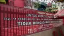 Spanduk tidak mengadakan sembahyang Imlek terlihat di Vihara Dharma Bakti yang baru di kawasan Glodok, Jakarta, (1/2/2021). Kondisi kepadatan warga rentan menularkan virus covid-19. (Liputan6.com/Faizal Fanani)