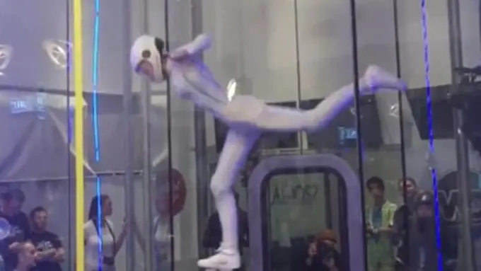 Melawan Grafitasi, Gadis Ini Menari di Dalam Tabung Angin Raksasa