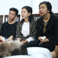 Tampaknya keluarga sudah menerima kepergian Advent Bangun untuk selama-lamanya. Kini istri dan anak-anak berusaha untuk memenuhi pesan terakhir dari aktor 12 Oktober 1952 itu. (Nurwahyunan/Bintang.com)