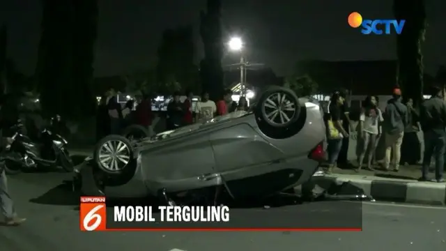 Diduga pengemudi bertengkar dengan tunangannya, sebuah mobil sedan terguling di Jalan Cempaka Putih Barat, Jakarta, Minggu (25/11) malam.