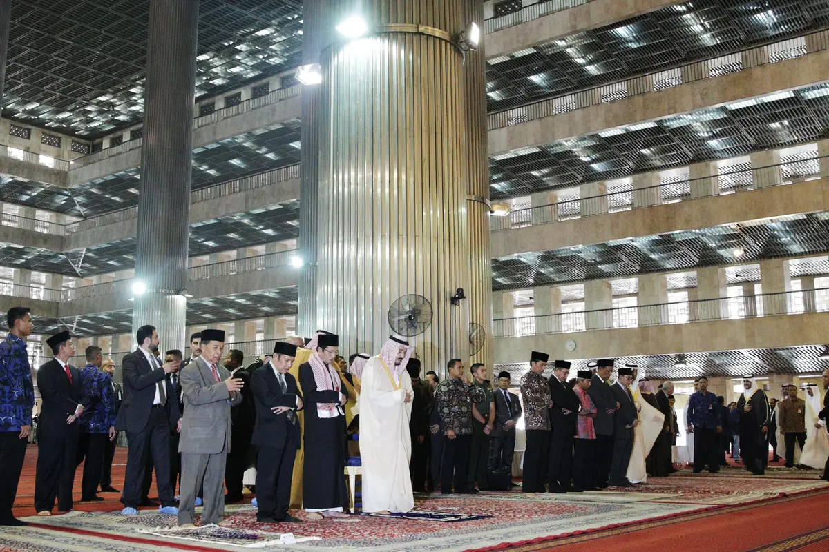 Raja-Salman-dan-Jokowi-Salat-Tahyatul-di-Masjid-Istiqlal