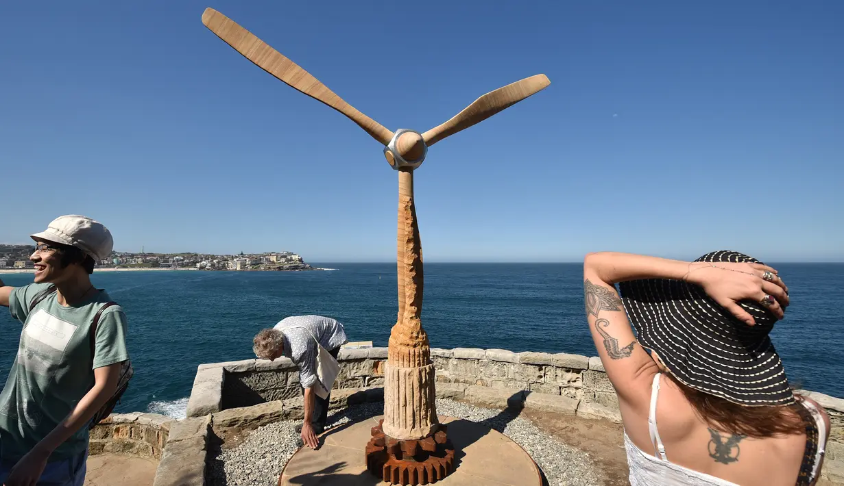 Pengunjung berjalan dekat sebuah patung bagian dari pameran Sculpture by the Sea di Sydney, Jumat (19/10). Bertepatan dengan acara itu, Pangeran Harry dan Meghan Markle datang seiring kunjungan resmi ke Australia, Fiji dan Selandia Baru. (PETER PARKS/AFP)