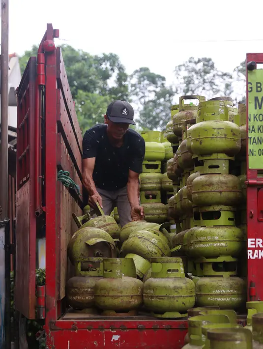Pekerja tengah menata tabung gas LPG 3 kg di kawasan Tangerang Banten, Kamis (17/2/2022). PT PLN (Persero) akan mendukung program konversi kompor Liquified Petroleum Gas (LPG) ke kompor induksi untuk menekan impor dan APBN. (Liputan6.com/Angga Yuniar)