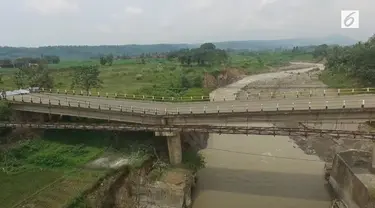 Jembatan Cipamingkis di Jalan Raya Jonggol - Cariu ambles pada Kamis (13/4/2017) malam. Akibatnya akses jalan yang menghubungkan antara Jonggol - Cariu maupun sebaliknya, tak dapat dilalui kendaraan.