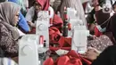 Warga mengikuti pelatihan tata busana di Ruang Publik Terpadu Ramah Anak (RPTRA) Borobudur, Menteng, Jakarta Pusat, Rabu (9/11/2022). Pelatihan kriya yang dikhusukan untuk kaum perempuan tersebut dalam rangka meningkatkan bakat sekaligus membuka peluang usaha bagi warga. (merdeka.com/Iqbal S Nugroho)