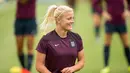 Pemain Inggris, Katie Chapman saat sesi latihan di Stadium Commonwealth, Edmonton, Kanada, Selasa (30/6/2015). Inggris akan menghadapi Jepang di semifinal Piala Dunia Wanita 2015. (AFP Photo/Geoff Robins)