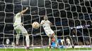 Bek Real Madrid, Eder Militao (tengah) mencetak gol bunuh diri saat laga El Clasico menghadapi Barcelona pada laga leg pertama semifinal Copa del Rey 2022/2023 (28/2/2019). Gol bunuh diri tersebut terjadi pada menit ke-26 saat kedudukan masih imbang 0-0. Gol tersebut menjadi satu-satunya gol yang tercipta, hingga Real Madrid kalah 0-1 dari Barcelona. (AFP/Javier Soriano)