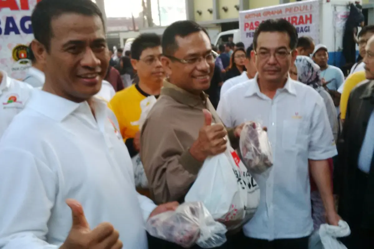 2 Menteri Jokowi Jualan Sembako Murah di Jakarta Selatan.