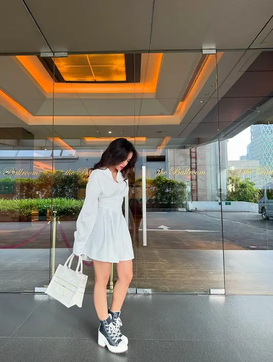 Penampilan Fuji terlihat mahal berkat Small Dior Book Tote seharga Rp54jutaan yang dibawanya [@fuji_an]