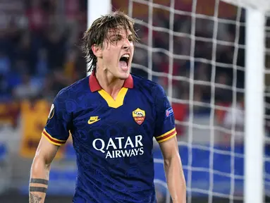 Gelandang AS Roma, Nicolo Zaniolo, merayakan gol yang dicetaknya ke gawang Istanbul Basaksehir pada laga Europa League di Stadion Olimpico, Roma, Kamis (19/9). Roma menang 4-0 atas Istanbul. (AFP/Alberto Pizzoli)