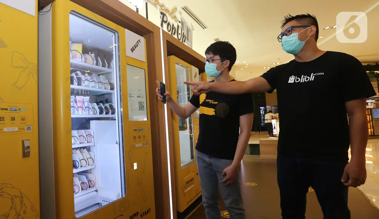 CEO Jumpstart Brian Imawan dan Senior Manager Galery Indonesia Blibli Jimmy mencoba membeli produk UMKM pada Smart Vending Machine di East Mall Grand Indonesia, Jakarta, Selasa (24/05/2022). Blibli dan Jumpstart berkolaborasi meluncurkan vending machine pertama di Indonesia yang menawarkan ragam produk UMKM terbaik binaan Blibli di bawah GDP Ventures. (Liputan6.com/Fery Pradolo)