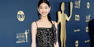 HoYeon Jung tampil di red carpet SAG Awards dalam balutan dress hitam dari Louis Vuitton. Ini adalah gaun sutra bertali spageti hitam yang disulam tangan dengan kristal dan manik perak. HoYeon Jung memadukannya dnegan open-toe heels berwarna hitam dan aksesori anting, dan cincin berlian yang simpel.