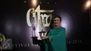 Aktris lawas Christine Hakim meraih Piala Citra untuk kategori 'Lifetime Achievement Awards' dalam Festival Film Indonesia (FFI) 2016 di Jakarta, Minggu (6/11). (Liputan6.com/Gempur M Surya)